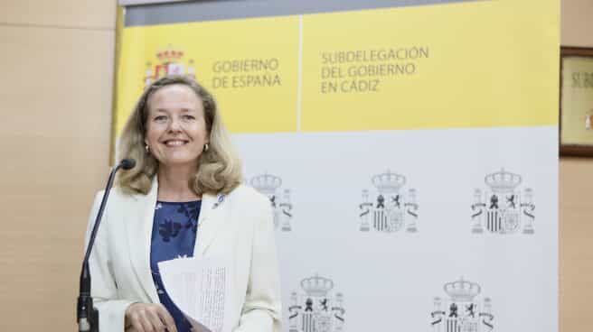 Calviño anuncia una aclaración al decreto de ayudas directas para que CCAA puedan lanzar otra convocatoria La vicepresidenta para Asuntos Económicos y Transformación Digital del Gobierno de España, Nadia Calviño.