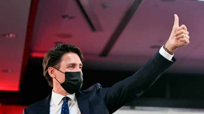 El primer ministro de Canadá, Justin Trudeau, saluda victorioso a sus seguidores
