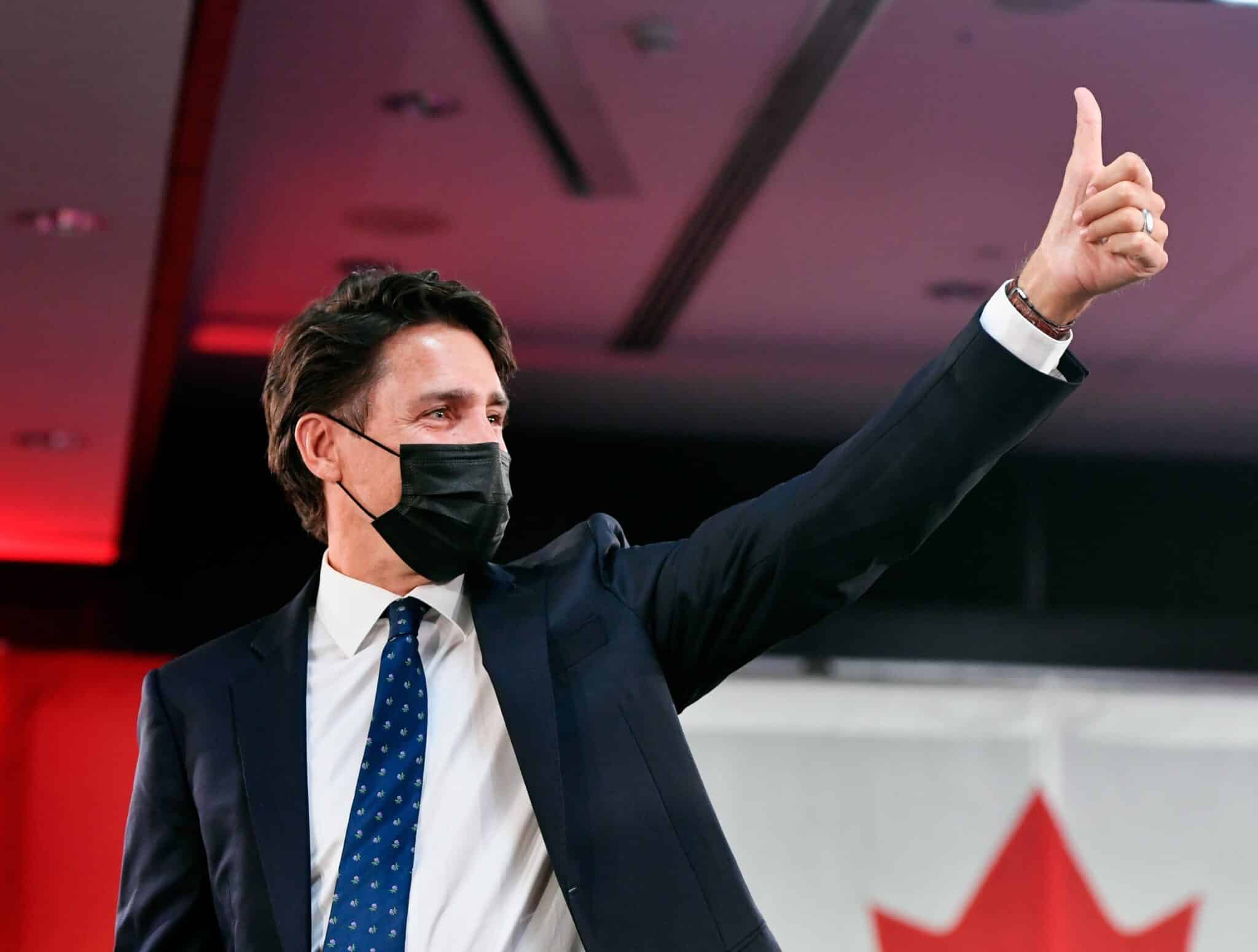 El primer ministro de Canadá, Justin Trudeau, saluda victorioso a sus seguidores