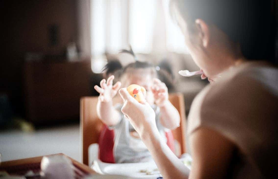 Una madre da de comer a un bebé.