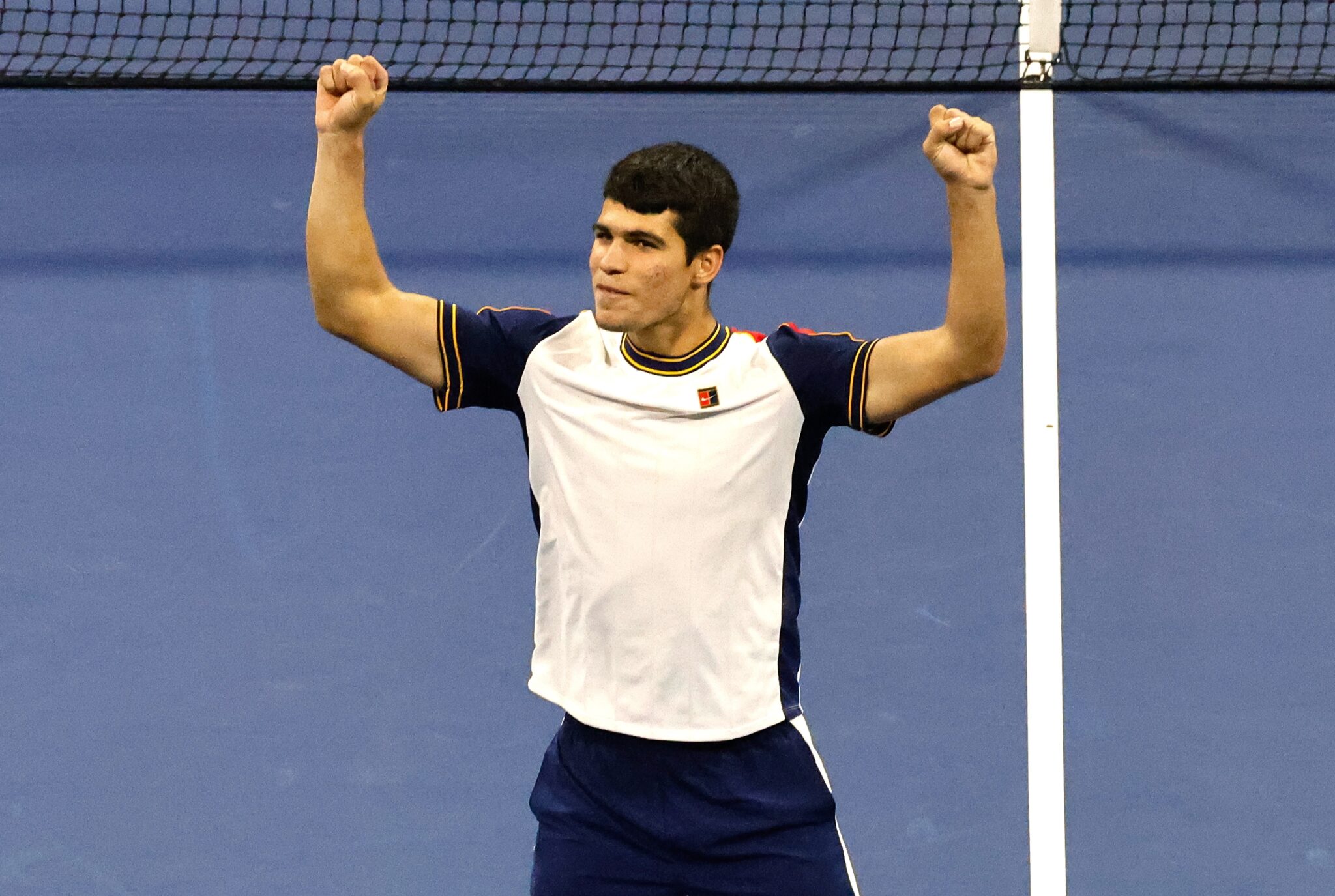 El español Carlos Alcaraz celebra su clasificación a los cuartos de final del US Open