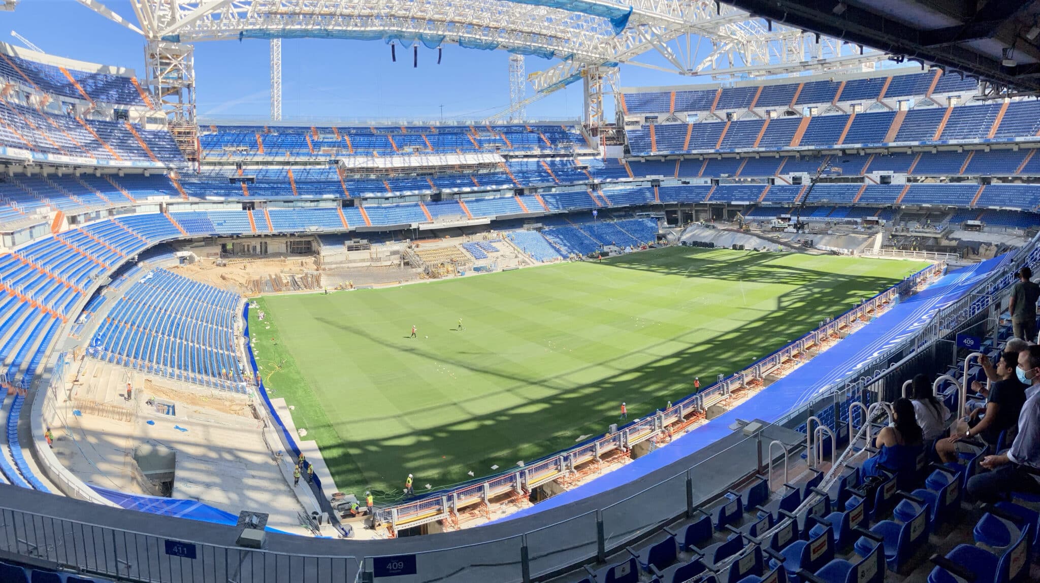El estadio Santiago Bernabéu ya tiene instalado el nuevo césped, donde saltará el Real Madrid el domingo ante el Celta