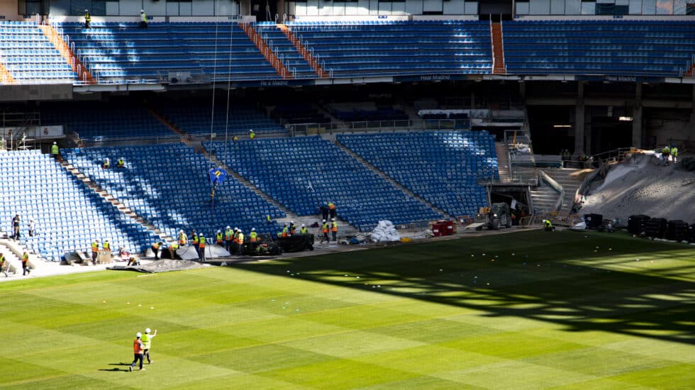 Dos operarios, en el césped del Bernabéu