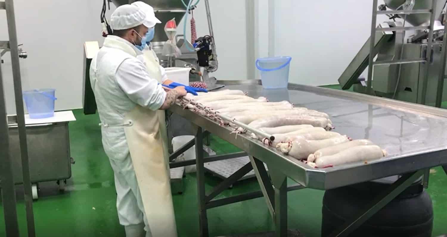 Parte del proceso de producción de chorizo etiquetado por el Consorcio.