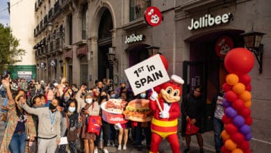 Locura por el pollo frito: colas nocturnas para la apertura del primer Jollibee en Madrid