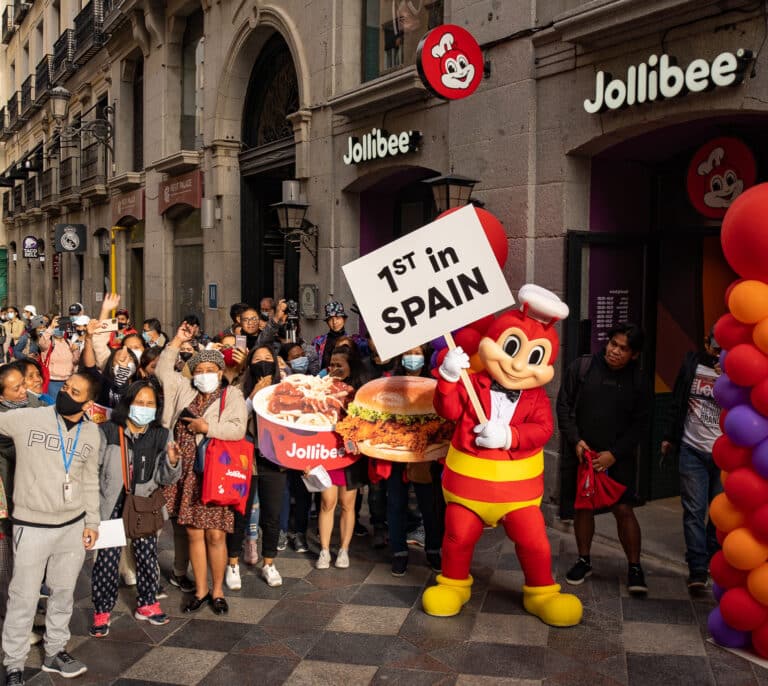 Locura por el pollo frito: colas nocturnas para la apertura del primer Jollibee en Madrid