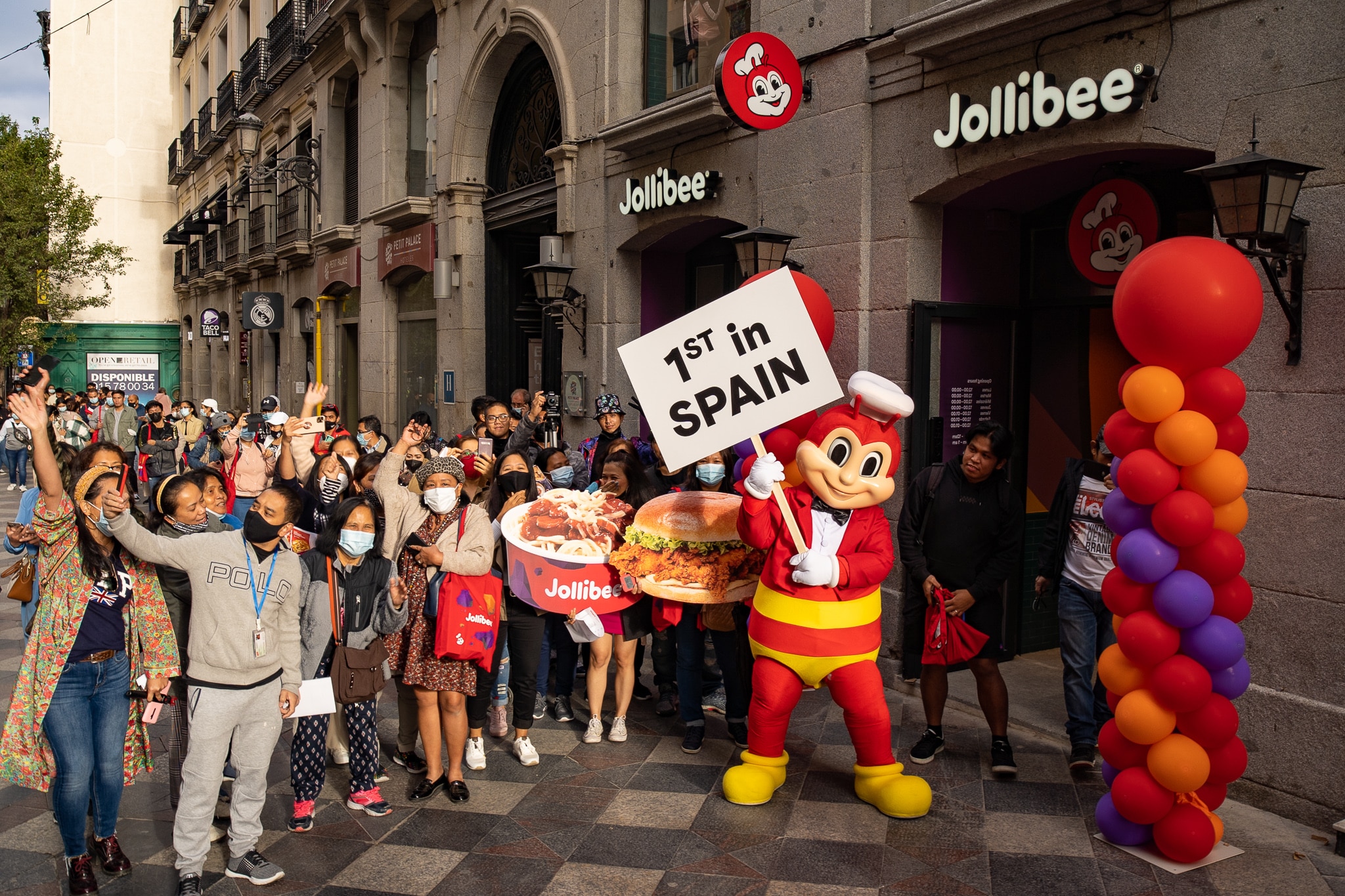 Locura por el pollo frito: colas nocturnas para la apertura del primer Jollibee en Madrid