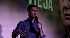 El cómico juzgado por un chiste del síndrome de Down se disculpa pero insiste en su intención de hacer reír