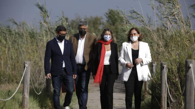 Yolanda Díaz visita el espacio protegido de la Ricarda de El Prat de Llobregat (Barcelona)