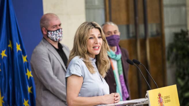 La vicepresidenta tercera del Gobierno y ministra de Trabajo y Economía Social, Yolanda Díaz, con los secretarios generales de los sindicatos CCOO y UGT, Unai Sordo (izq.) y Pepe Álvarez.