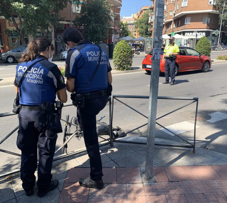 Heridas dos personas que iban en un patinete eléctrico tras chocar contra un autobús