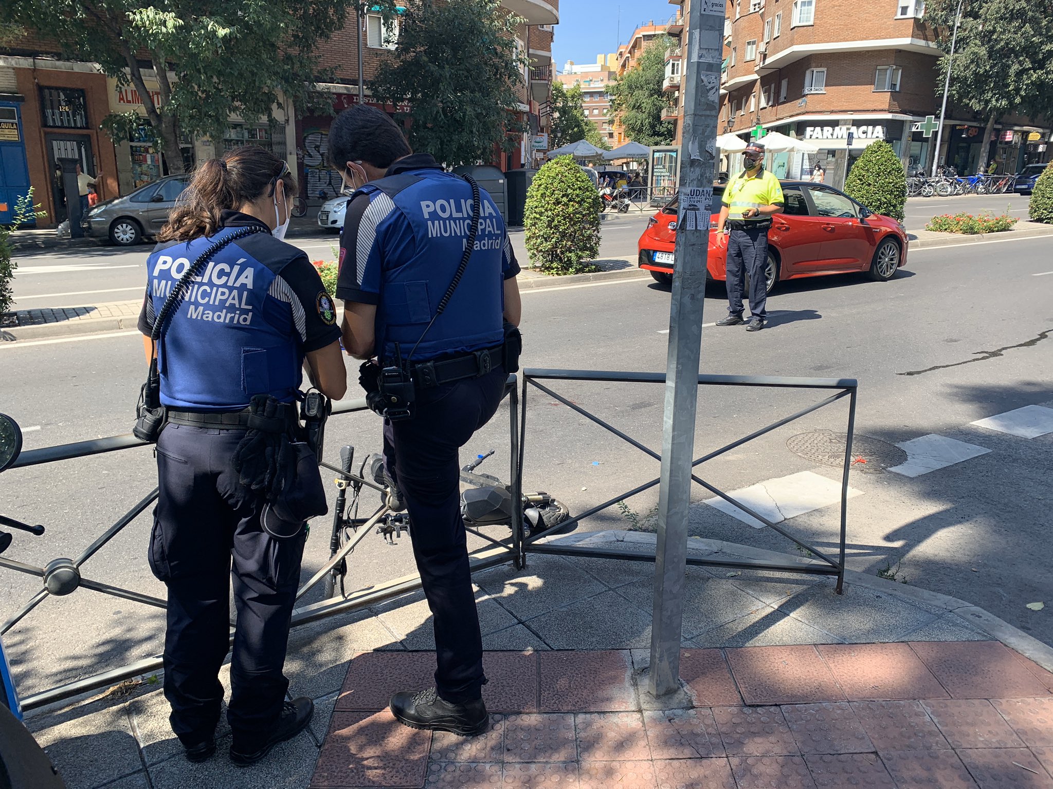 Heridas dos personas que iban en un patinete eléctrico tras chocar contra un autobús