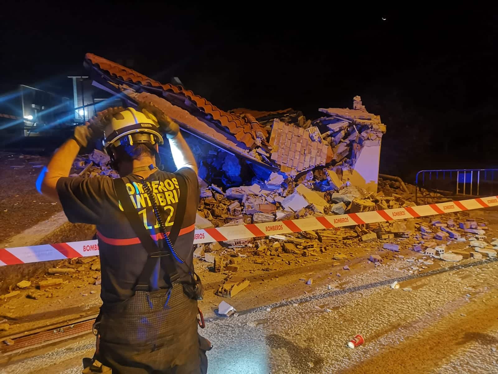 Se derrumba parte de un edificio en Santander poco después de ser desalojado