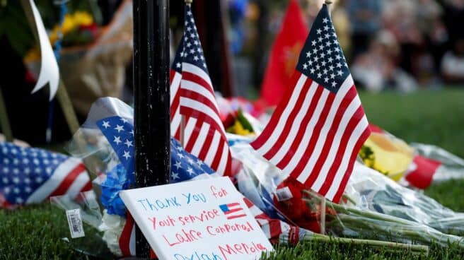 Tras Afganistán, ¿qué pasa en Estados Unidos? Todo sigue igual Banderas y flores en homenaje a las víctimas estadounidenses del atentado de Kabul