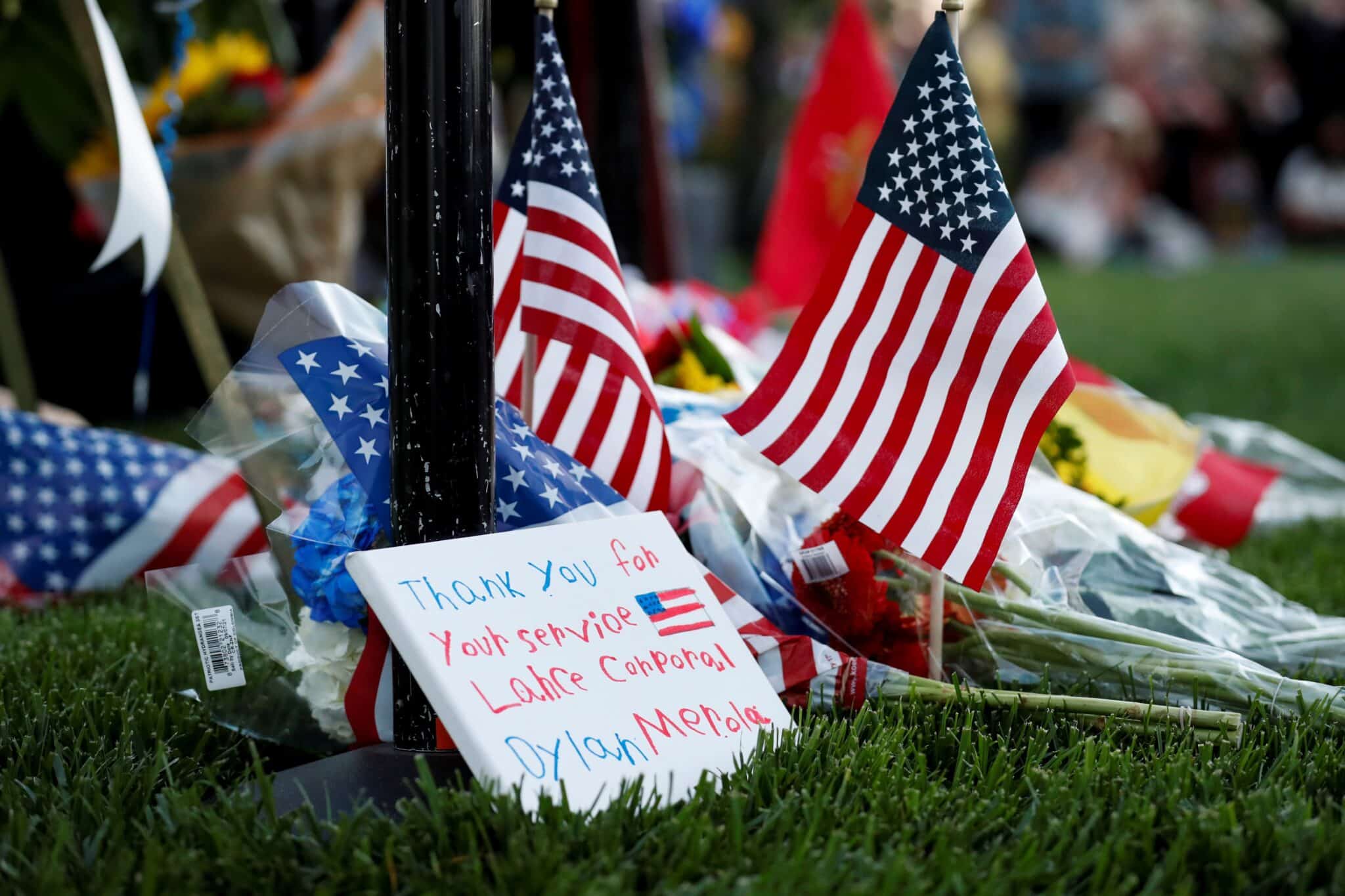 Banderas y flores en homenaje a las víctimas estadounidenses del atentado de Kabul