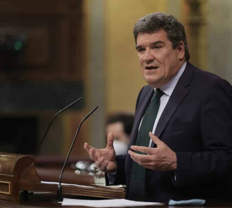 Escrivá recuerda que jubilar trabajadores no baja el paro de los jóvenes
