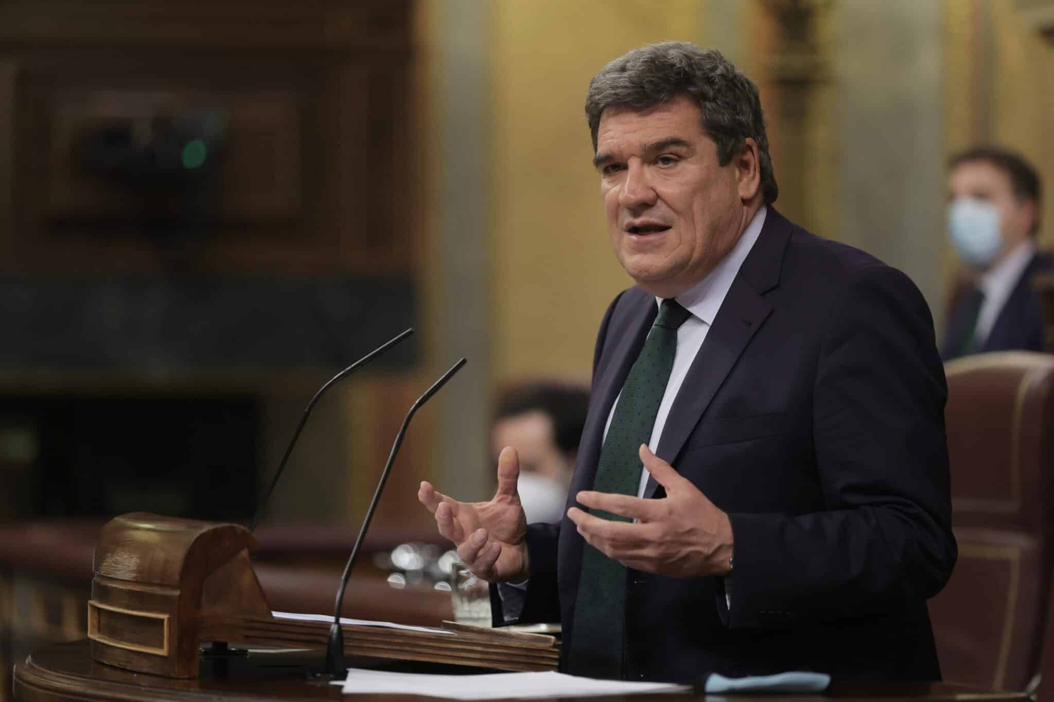 El ministro de Inclusión, Seguridad Social y Migraciones, José Luis Escrivá, defiende su reforma de las pensiones en el Congreso.