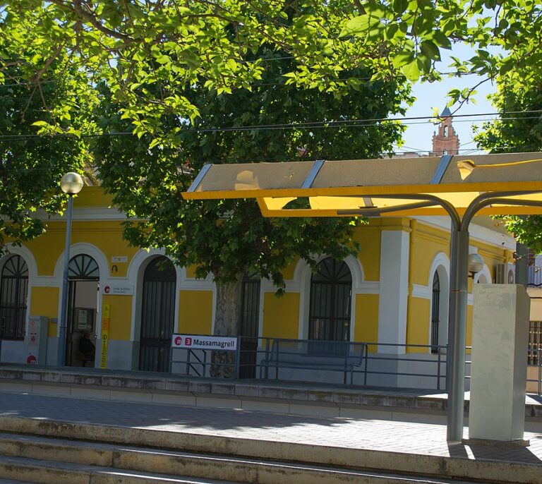 Una ciclista muere atropellada por el metro en Valencia