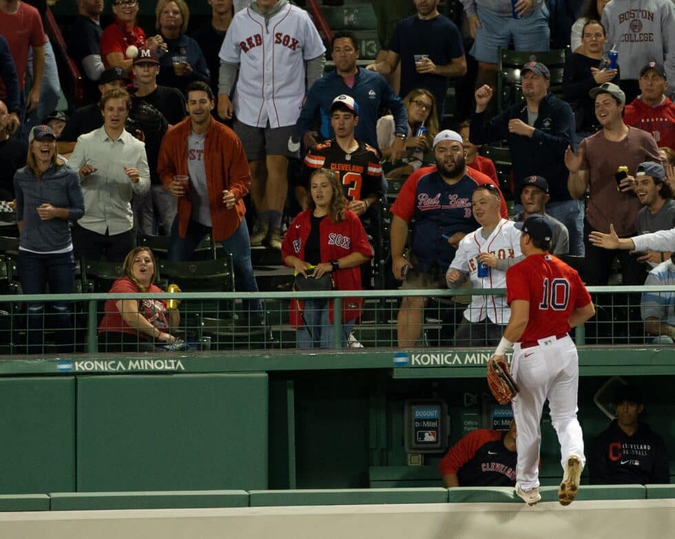 Hunter Renfroe, de los Boston Red Sox, se acerca a la grada del Fenway Park en busca de una bola el 3 de septiembre