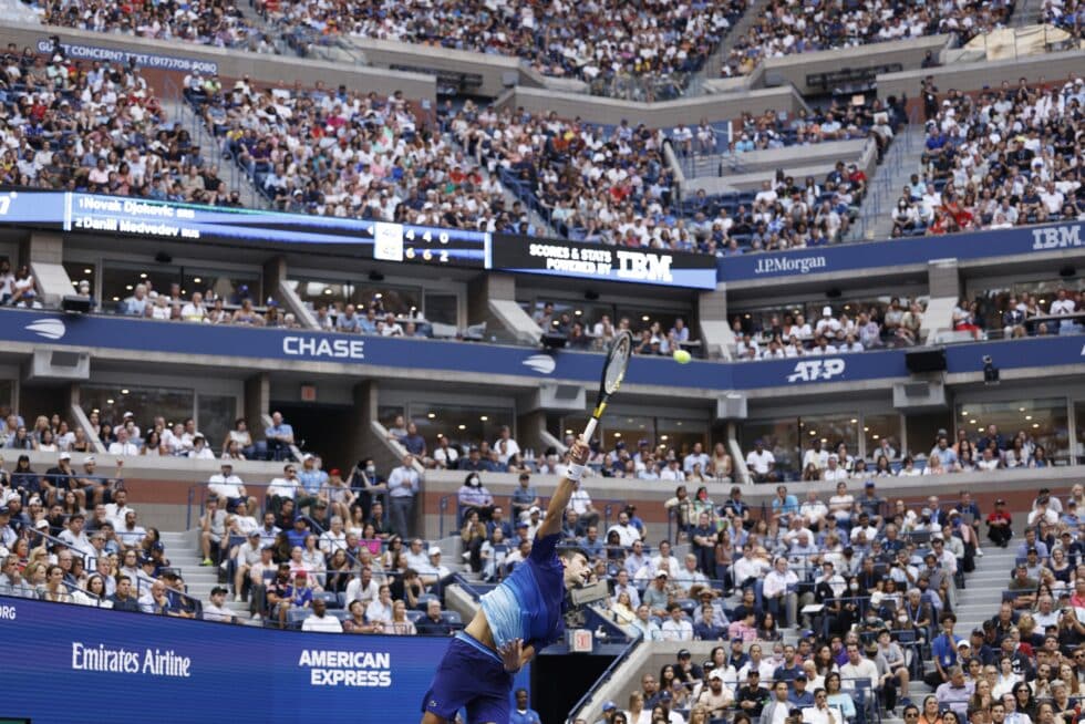 Novak Djokovic sirve durante la final del US Open del domingo frente a Medvedev