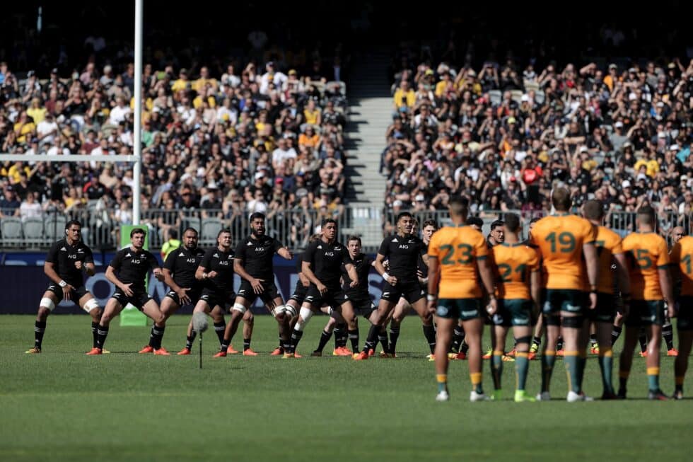 Los All Blacks hace una haka ante Australia antes de un partido el 5 de septiembre en la ciudad de australiana de Perth