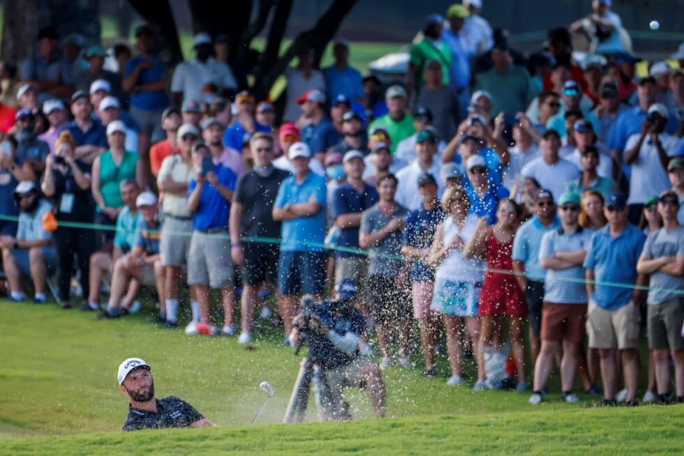 Jon Rahm golpea a la pelota desde un bunker el pasado 4 de septiembre en el Tour Championship