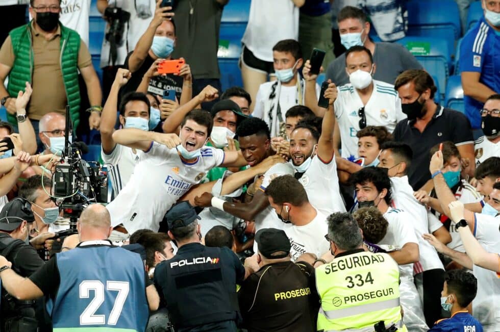 Vinicius festeja un gol con los aficionados del Real Madrid en el Santiago Bernabéu