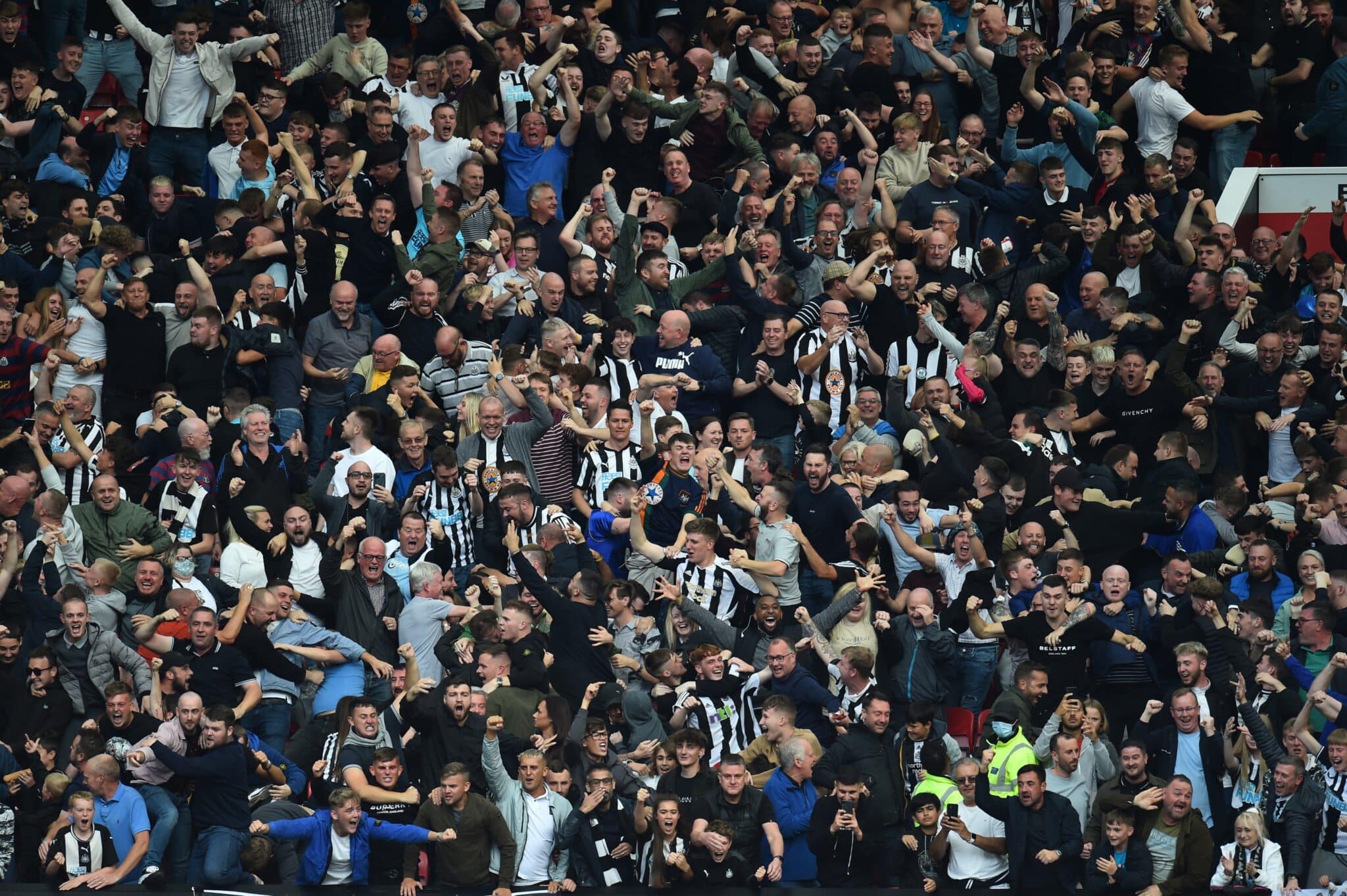 Hinchas del Newcastle celebran un gol de su equipo en el partido ante el Manchester United en Old Trafford