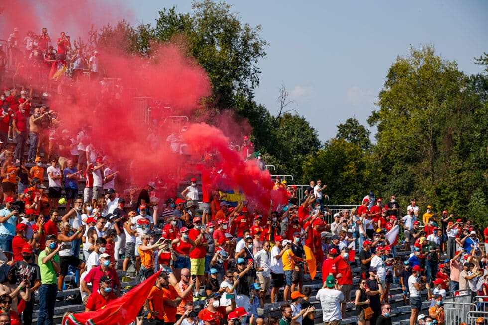 Aficionados disfrutan este fin de semana en Monza del Gran Premio de Fórmula 1 de Italia