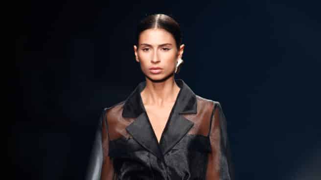 Mercedes Fashion Week: más diseñadores, diversidad y presencialidad Una modelo presenta uno de los diseños de la colección de Isabel Sanchís para la temporada primavera/verano 2021 durante la 72ª Edición de la Mercedes-Benz Fashion Week Madrid, en Ifema, Madrid