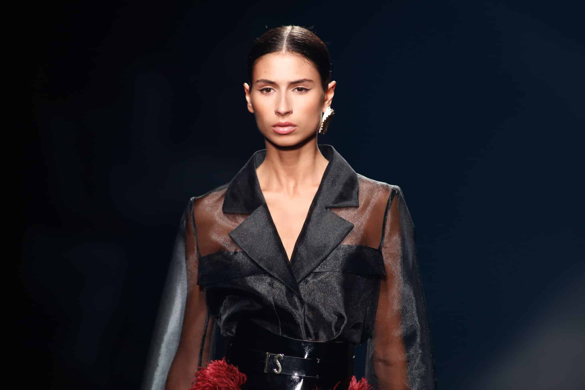 Una modelo presenta uno de los diseños de la colección de Isabel Sanchís para la temporada primavera/verano 2021 durante la 72ª Edición de la Mercedes-Benz Fashion Week Madrid, en Ifema, Madrid