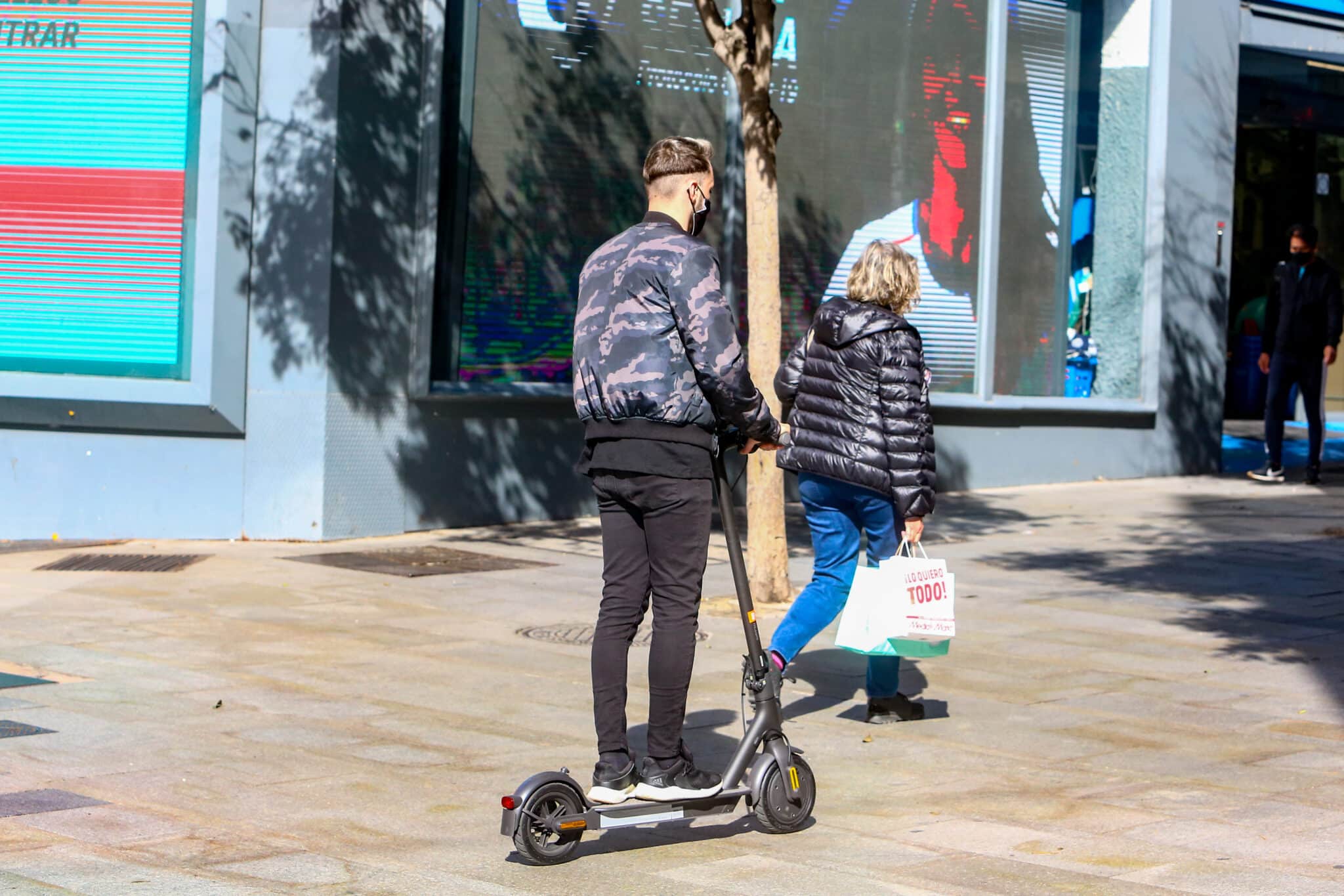 Circulación en patinete por Madrid.