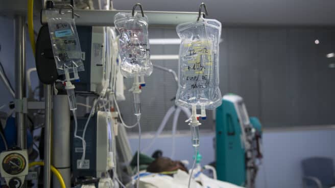 uci-hospital-ingresados-covid Un paciente ingresado en la Unidad de Cuidados Intensivos (UCI) para enfermos de coronavirus del Hospital Universitario Dr. Josep Trueta de Girona.