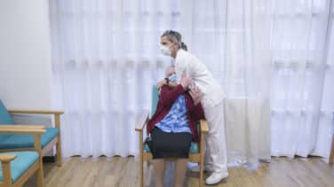 Las residencias de ancianos valencianas recuperan los abrazos desde hoy