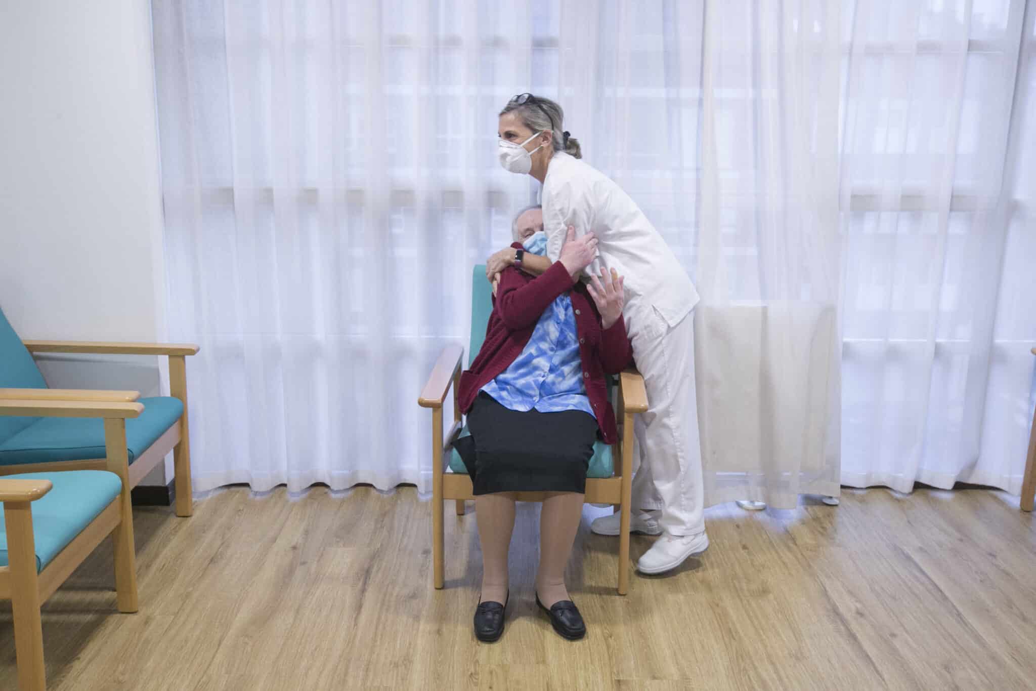 Una enfermera abraza a una anciana tras ser la primera usuaria de la residencia en recibir la segunda dosis de la vacuna Pfizer-BioNTech contra el coronavirus