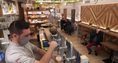 Las barras de los bares reabren en Galicia con uso individual o de dos convivientes