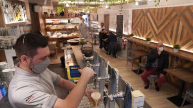 Las barras de los bares reabren en Galicia con uso individual o de dos convivientes