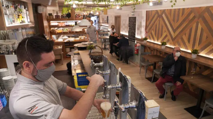 Las barras de los bares reabren en Galicia con uso individual o de dos convivientes