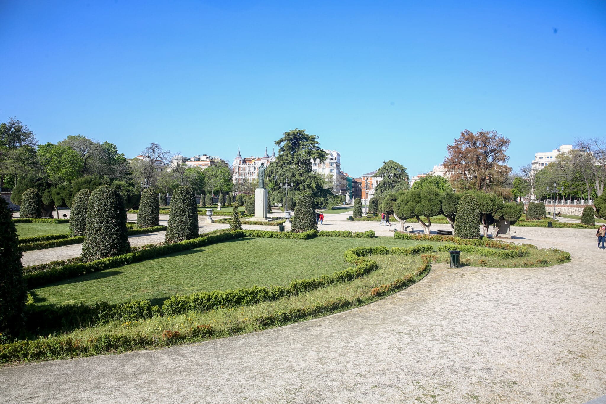 El Retiro y ocho parques de Madrid balizan zonas tras activarse la alerta amarilla por rachas de viento