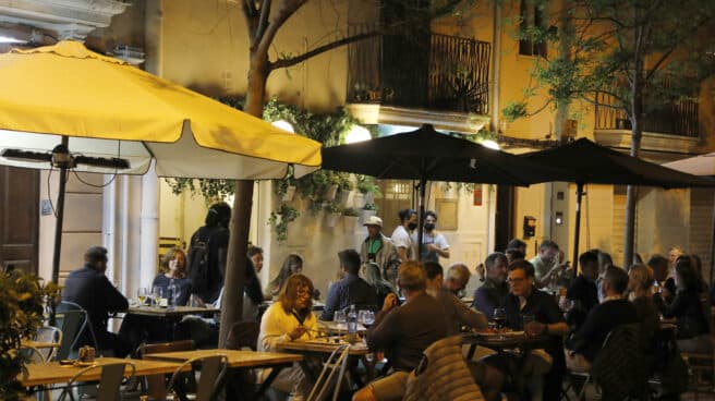 Archivo - Clientes en las terrazas de bares de Palma, de noche.