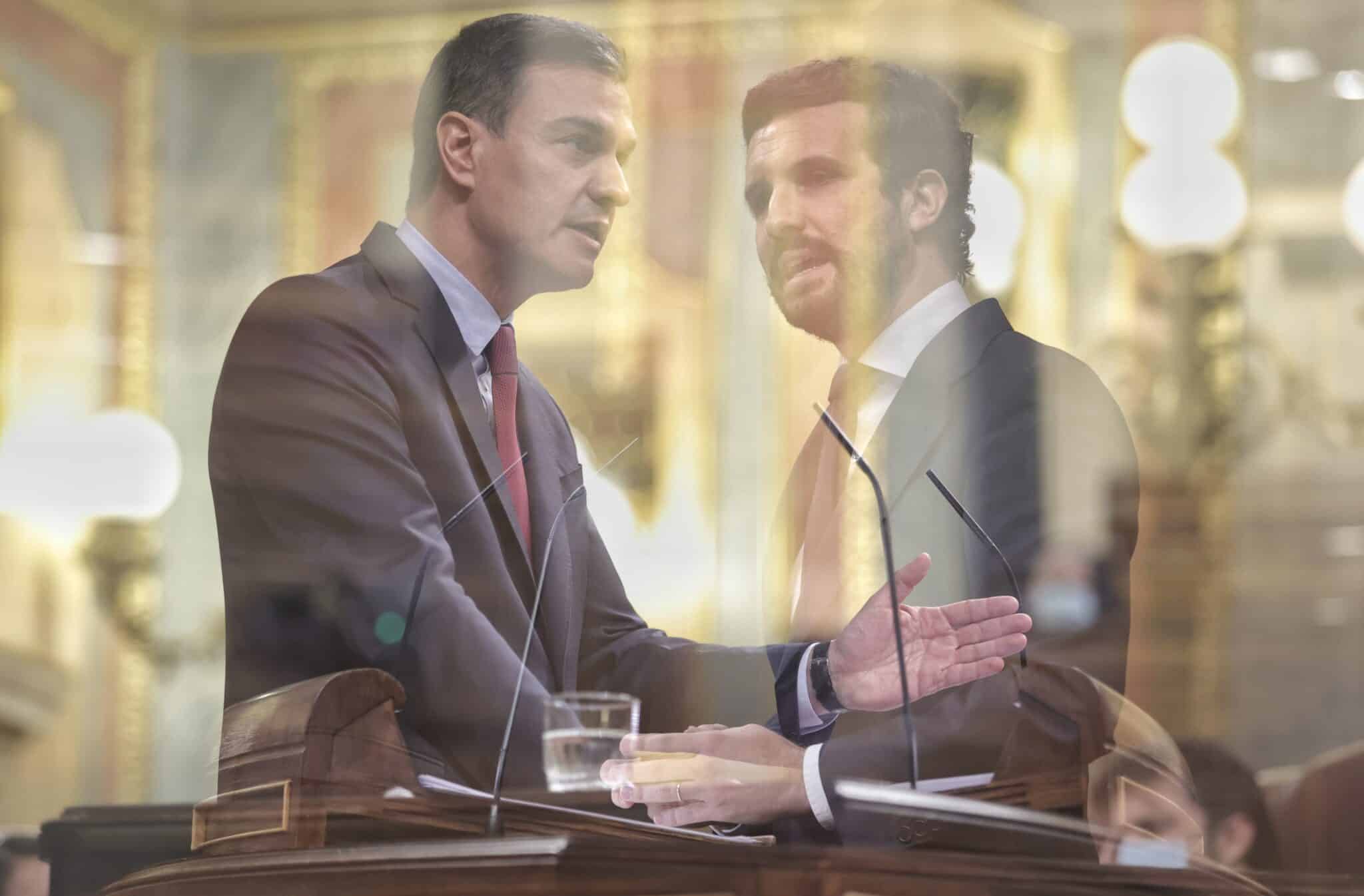 Montaje del líder del PP, Pablo Casado (d), y el presidente del Gobierno, Pedro Sánchez.