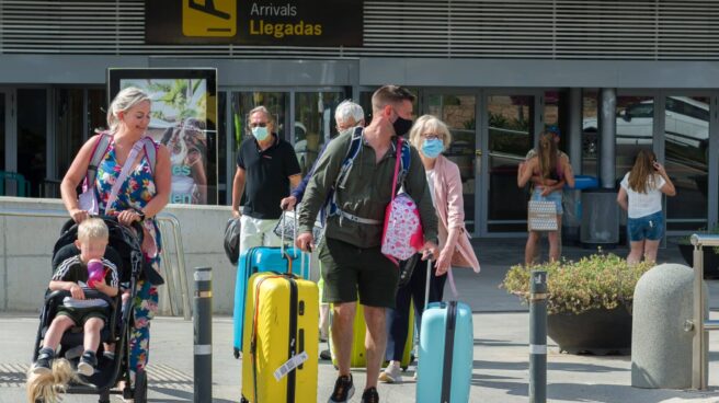 Imagen de varios turistas procedentes de Reino Unido llegando a un aeropuerto español. Imagen de varios turistas procedentes de Reino Unido llegando a un aeropuerto español.