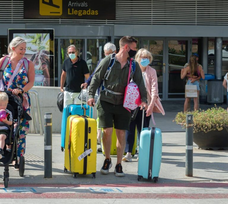 Los británicos empiezan a regresar a Benidorm tras un verano de sequía