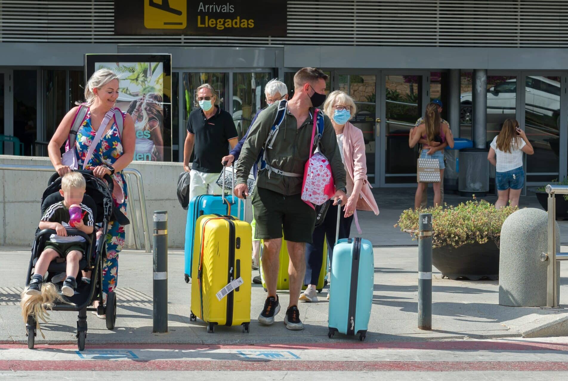 Imagen de varios turistas procedentes de Reino Unido llegando a un aeropuerto español.