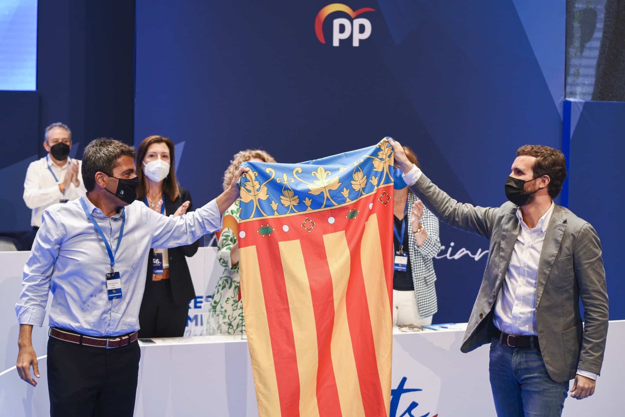 El nuevo líder del PP de la Comunidad Valenciana, Carlos Mazón (i) y el presidente del PP, Pablo Casado (d).