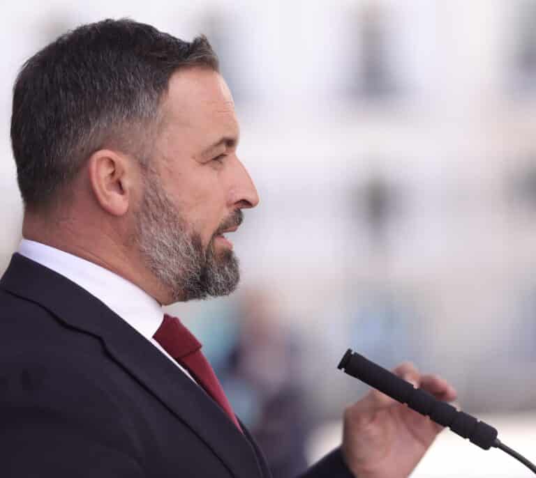 Abascal dice que Sánchez debería haber "abofeteado" a Aragonés por retirar la bandera de España
