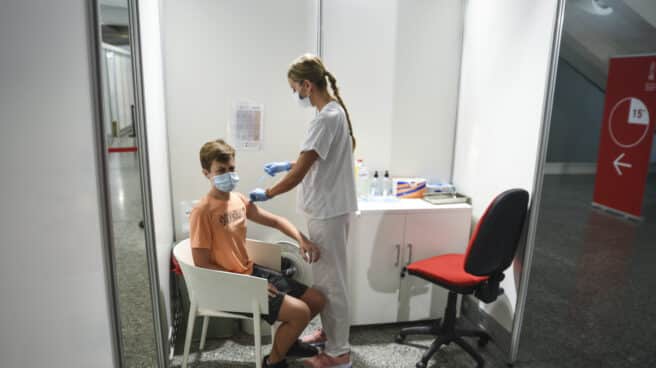 Una sanitaria vacuna a un adolescente en la Comunidad Valenciana en agosto.