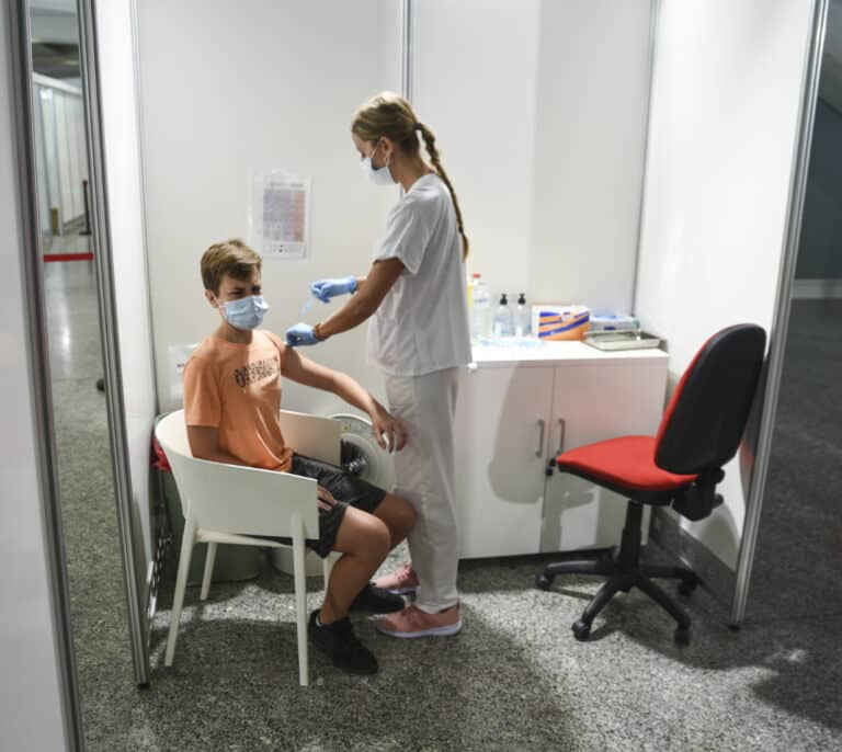 El 95% de los españoles está a favor de vacunarse pero solo el 71% se la pondría a sus hijos