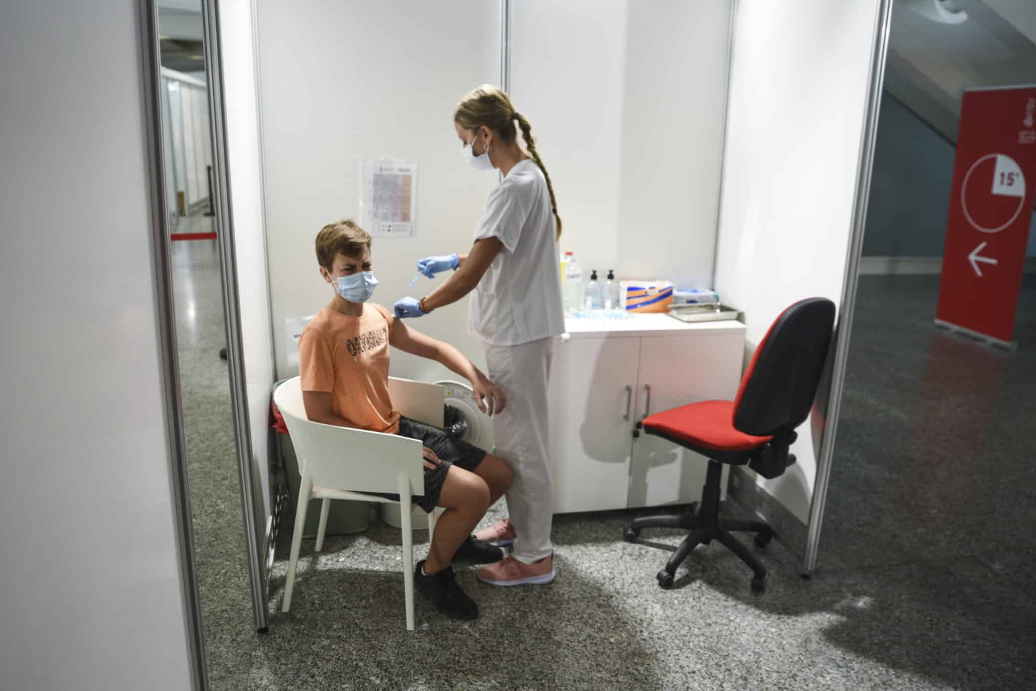 Una sanitaria vacuna a un adolescente en la Comunidad Valenciana en agosto.