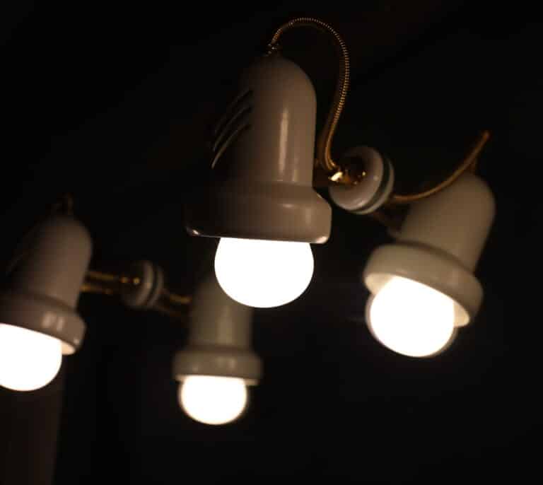 El precio de la luz baja un 20,6% este viernes pero será el segundo más caro de la historia